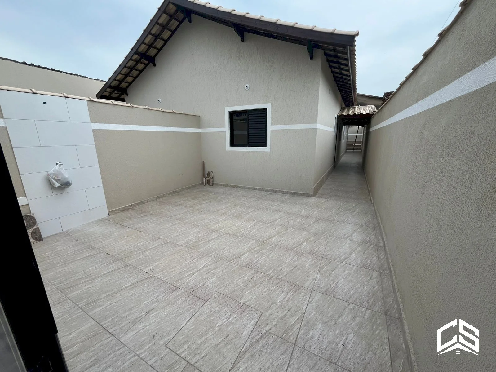 Casa com 2 dormitórios próximo à praia no bairro Corumbá