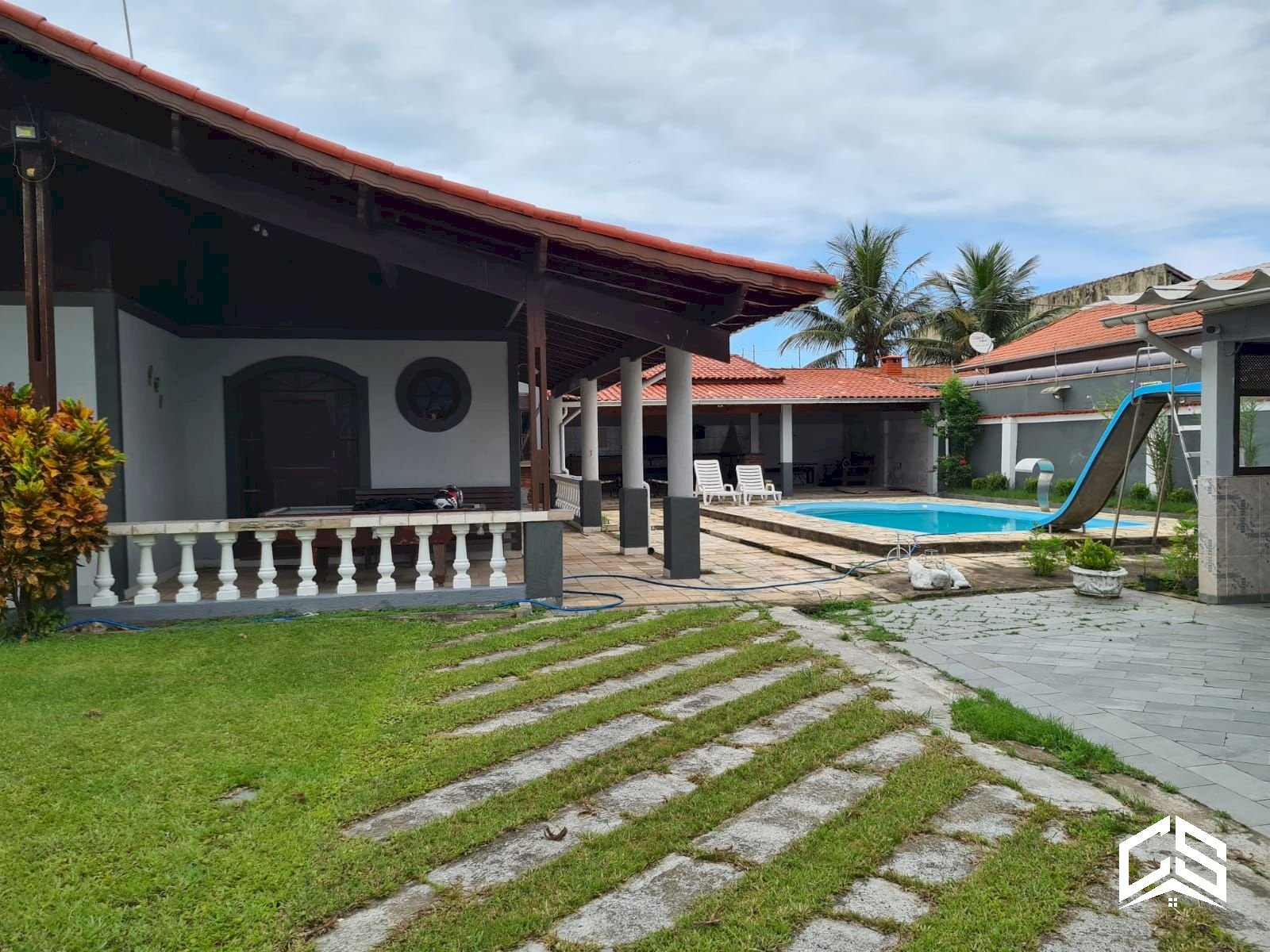 LINDO IMÓVEL COM PISCINA E 3 DORMITÓRIOS