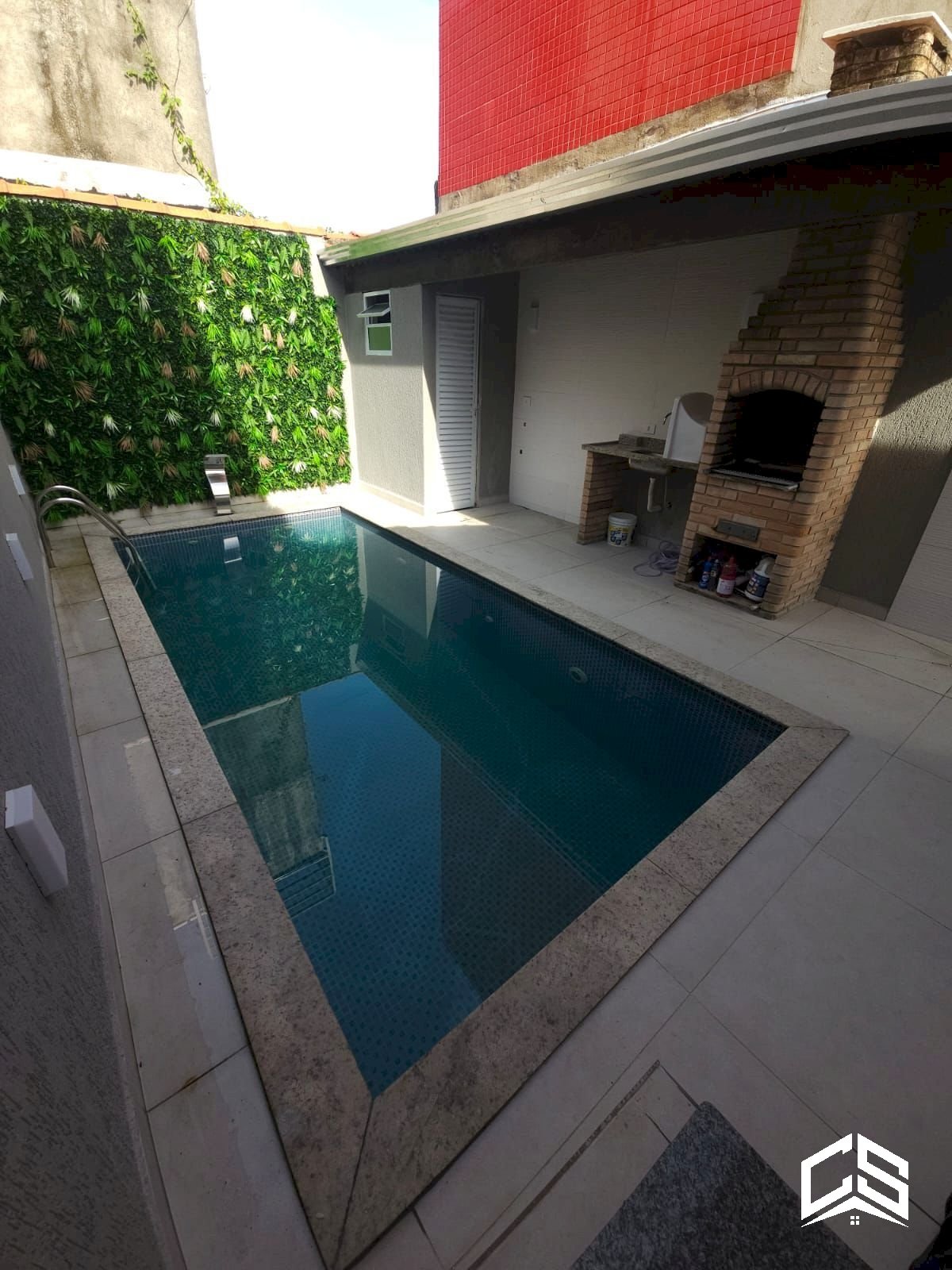 Casa à venda com 2 suítes, e lazer completo em Praia Grande