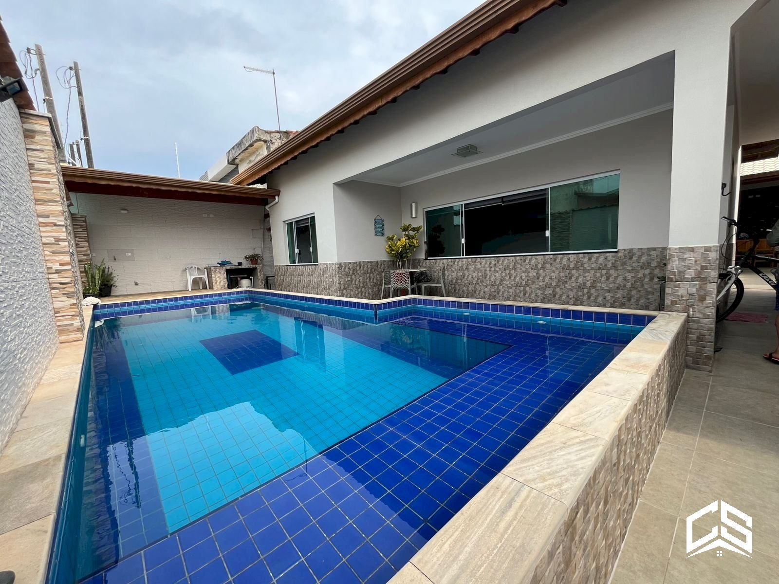 IMÓVEL COM 5 DORMITÓRIOS A APENAS 30M DO MAR