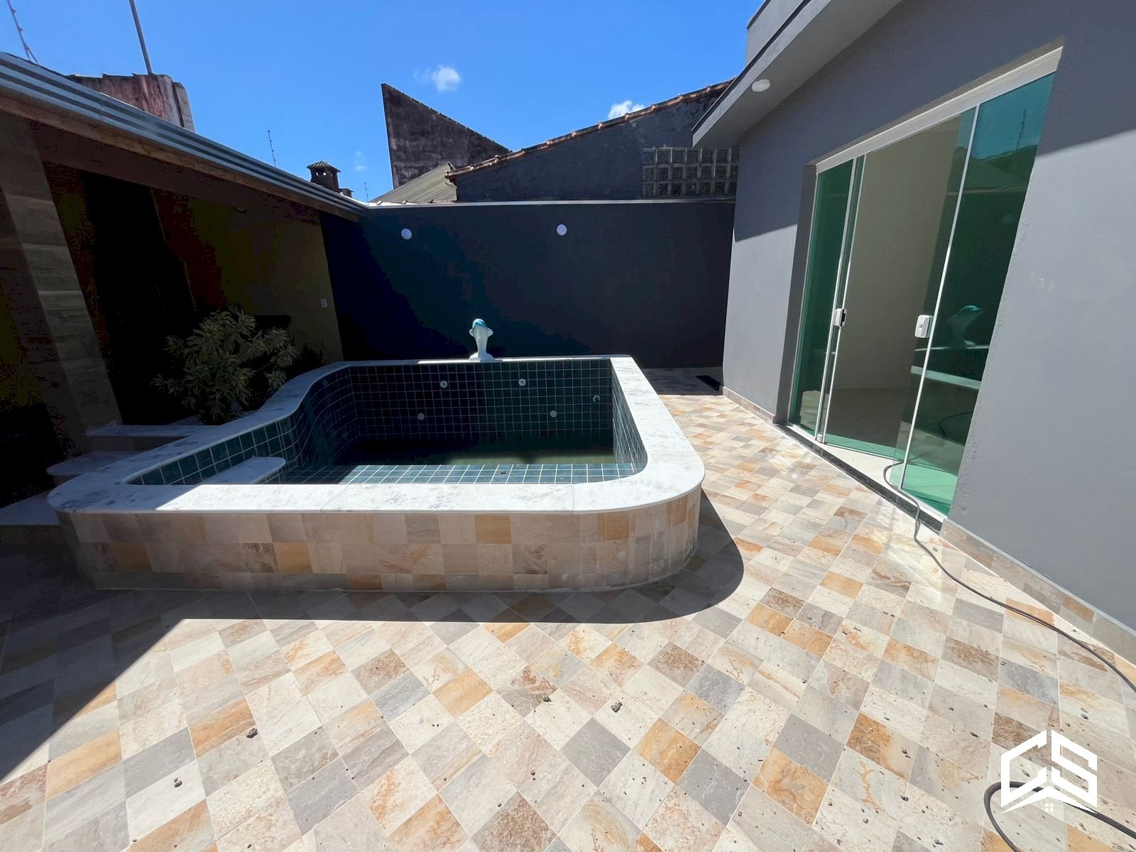 Linda casa à venda a 600 metros da praia com 3 dormitórios