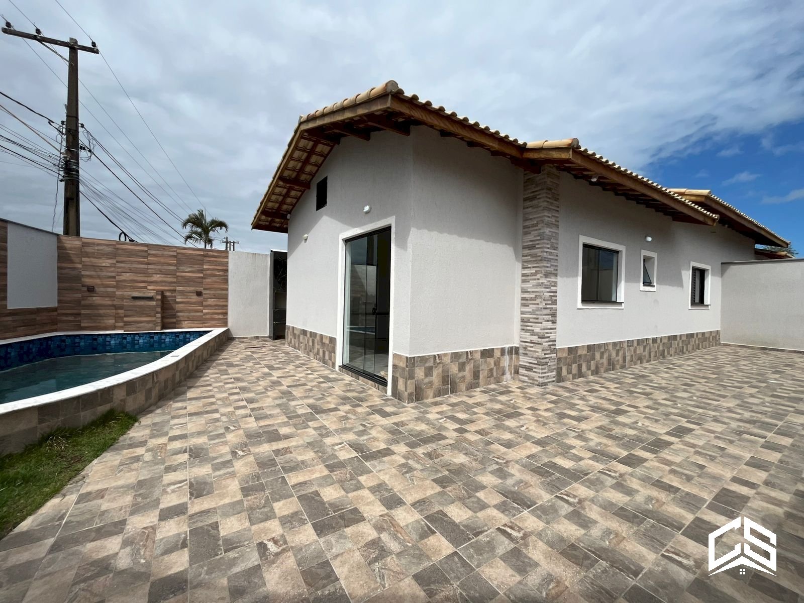 Linda casa à venda com 3 quartos sendo 1 suíte e piscina