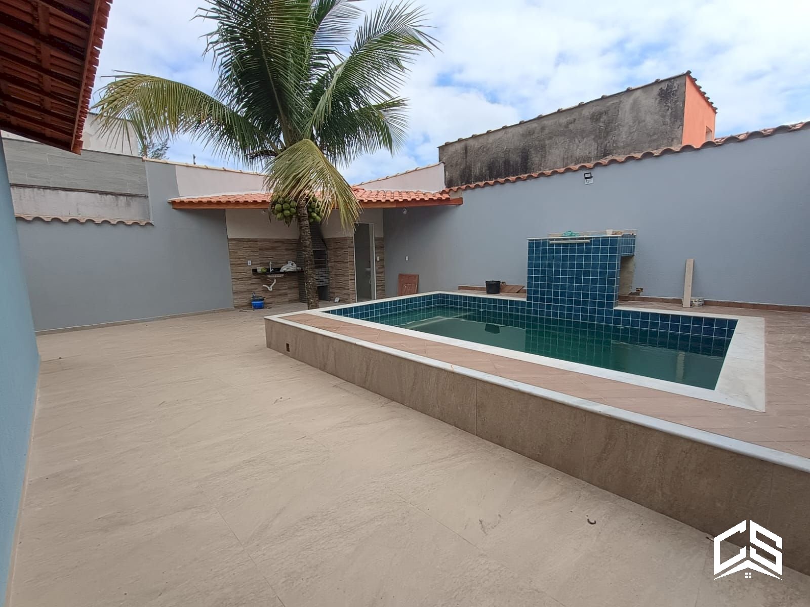 Casa à venda com 3 quartos sendo 1 suíte e piscina