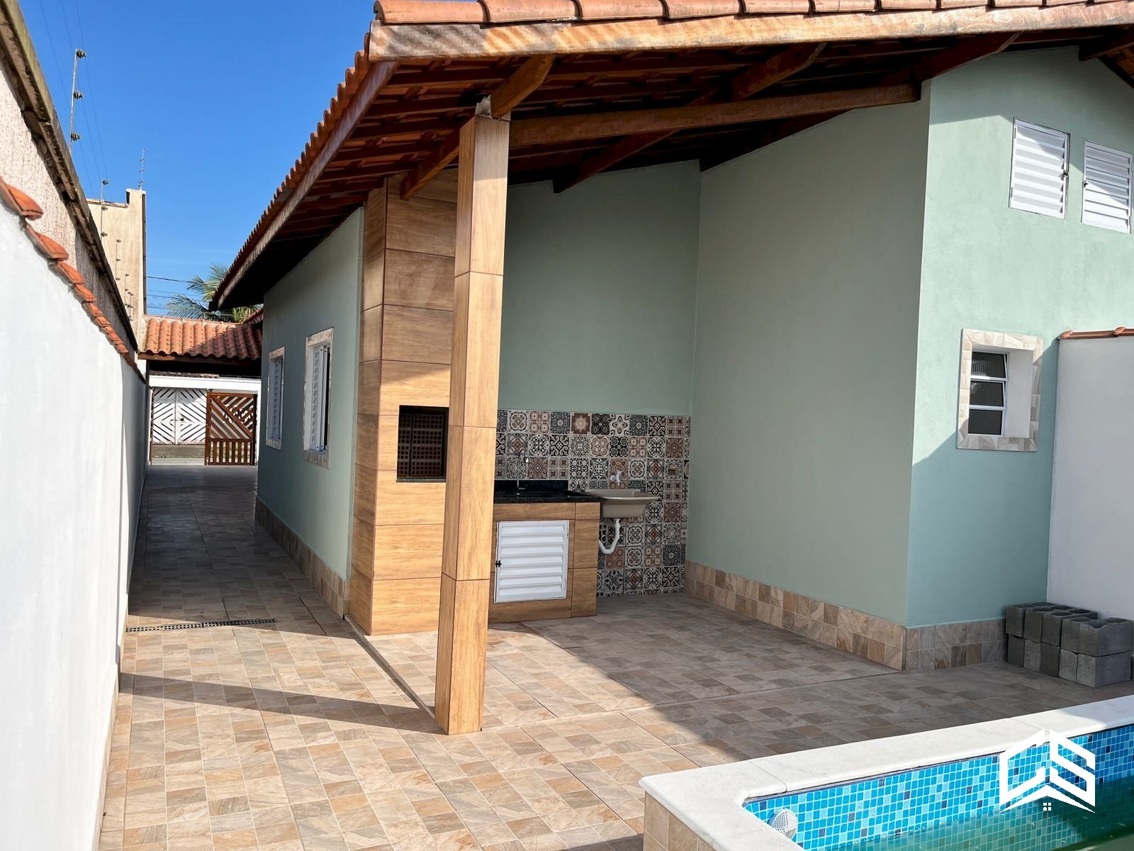 Casa à venda com 2 dormitórios a 900 metros da praia