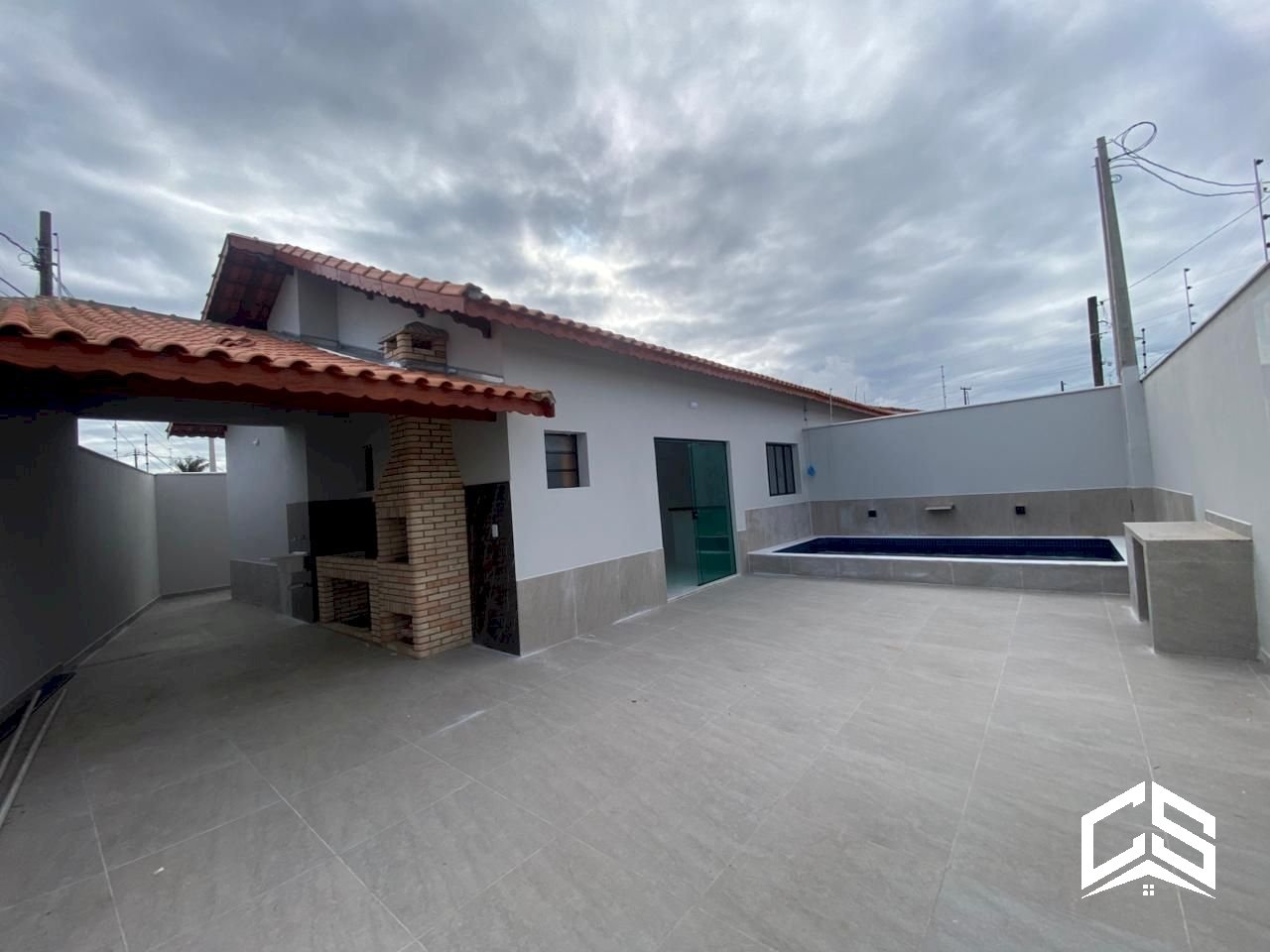 Casa à venda em Mongaguá com 3 quartos e piscina