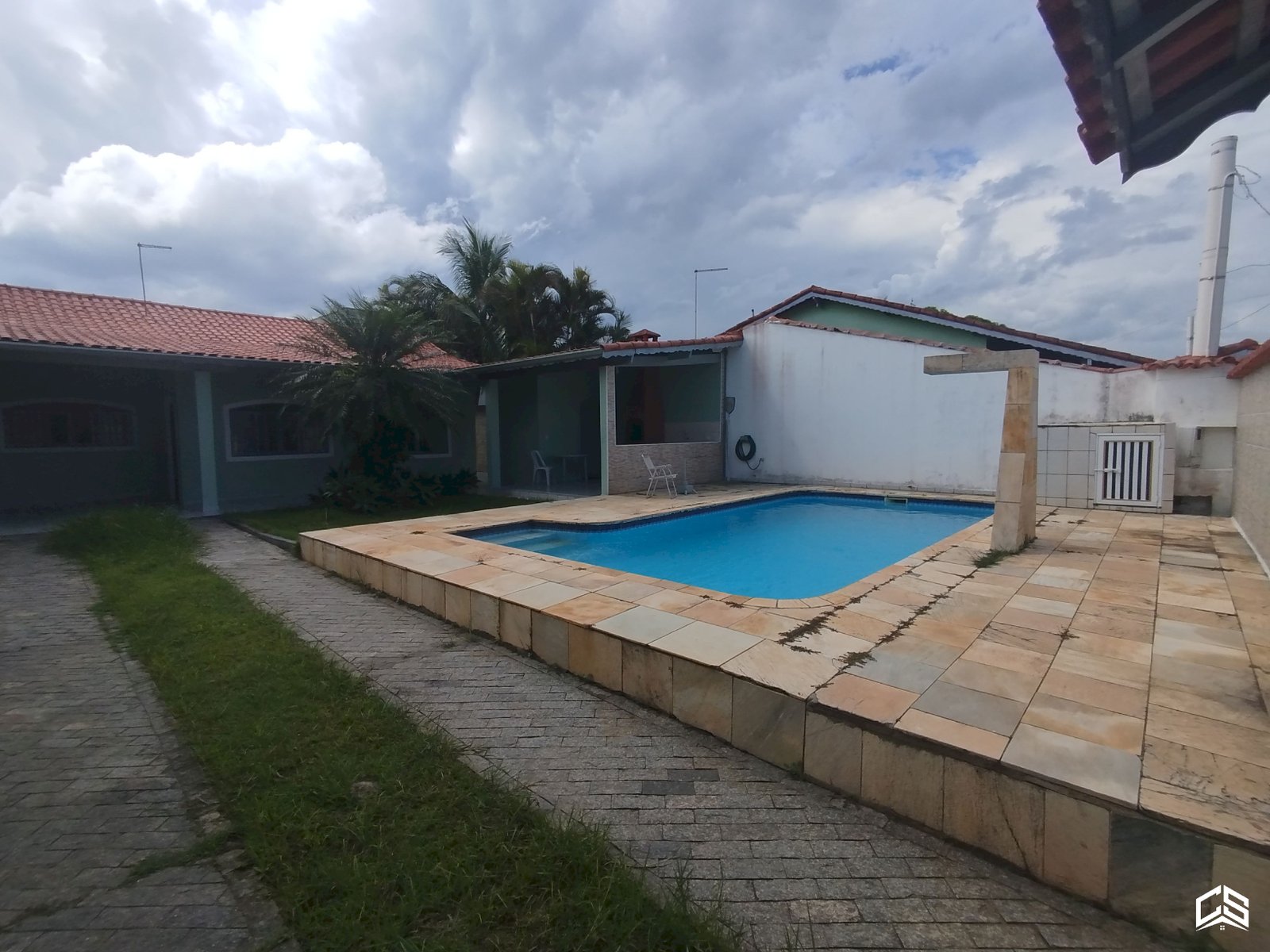 Casa nova à venda com 3 dorms e piscina