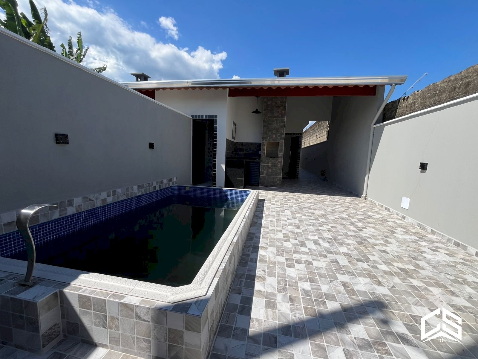 IMÓVEL COM PISCINA A APENAS 30M DA RODOVIA