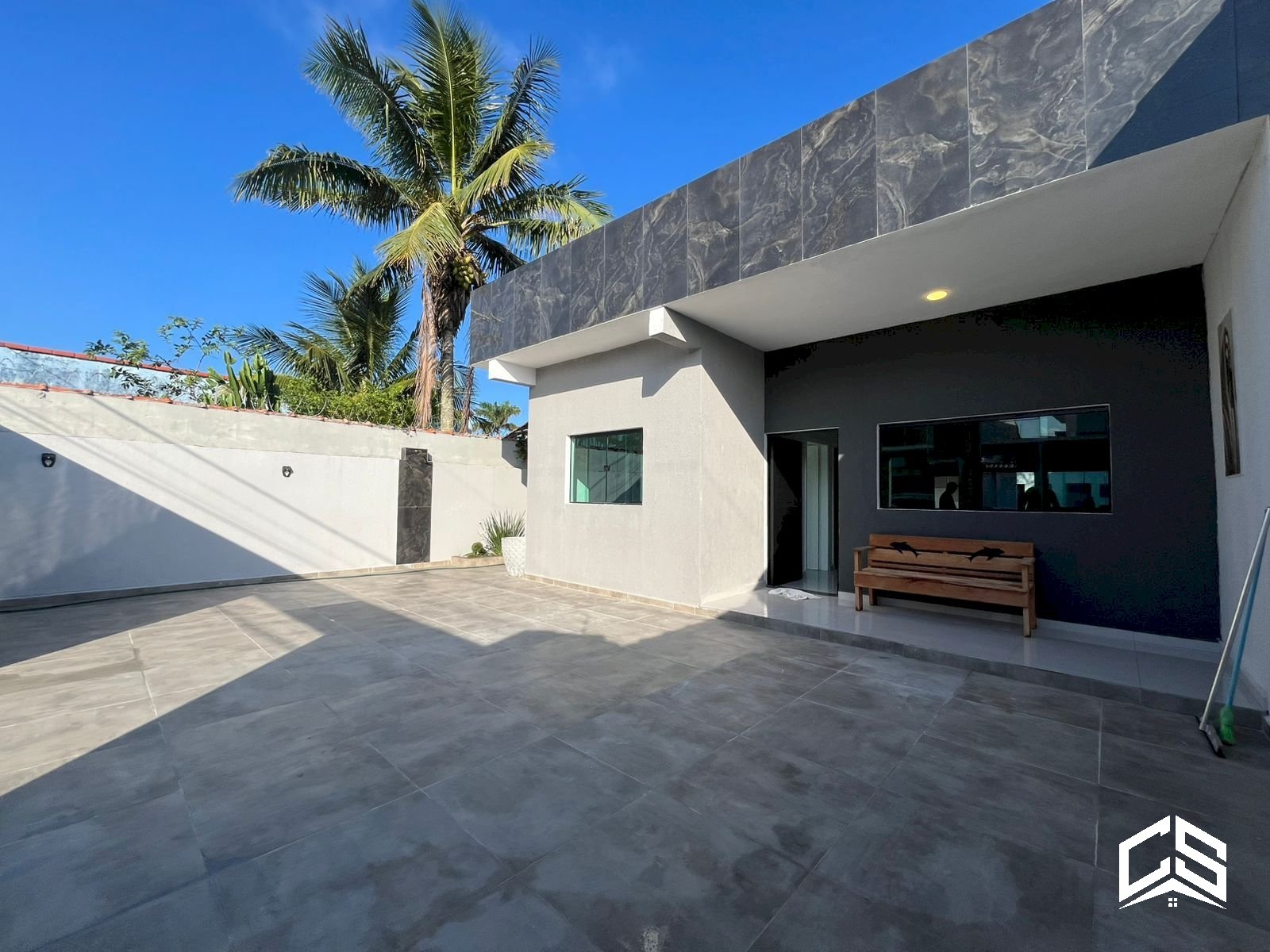 IMÓVEL NOVO COM 3 DORMITÓRIOS E PISCINA A 250M DO MAR