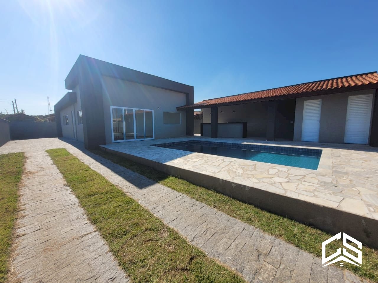 Casa com Piscina e Amplo Terreno à Venda no Cibratel 2