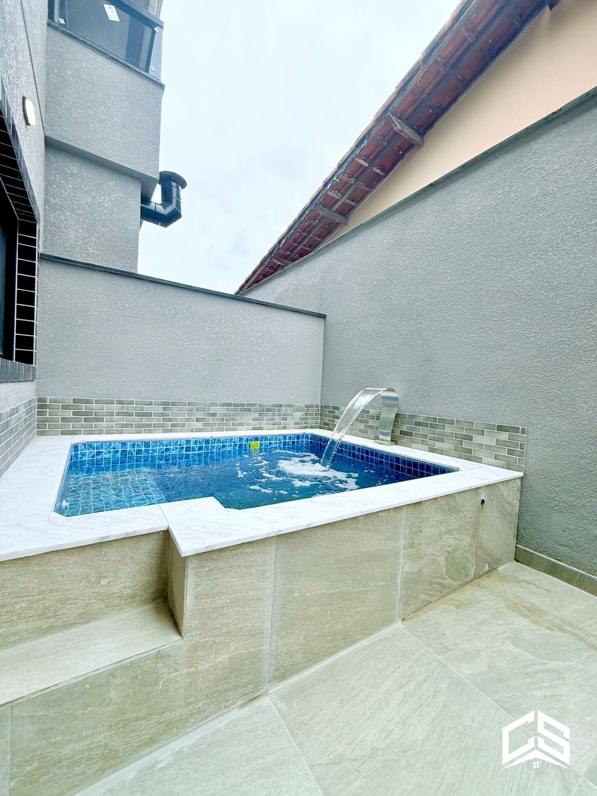 Linda casa de condomínio no bairro Laranjeiras com 2 suítes