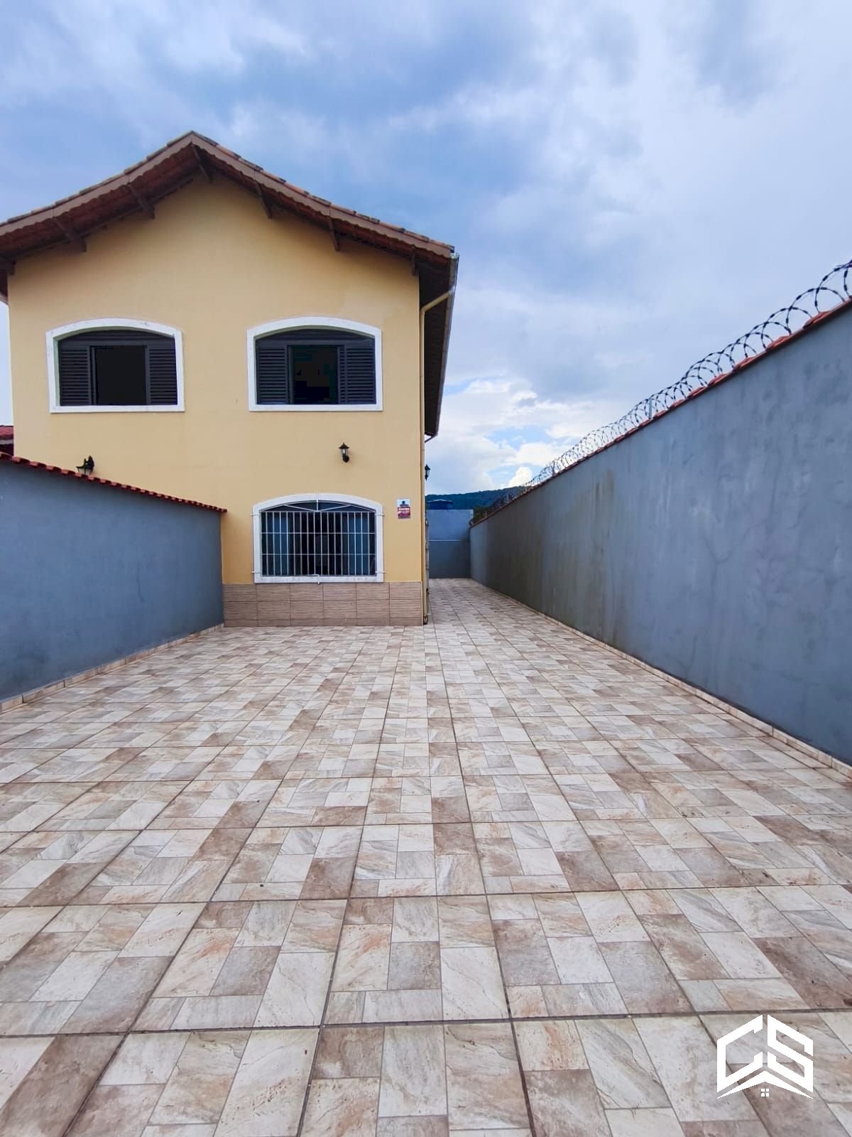 SOBRADO A VENDA LADO PRAIA