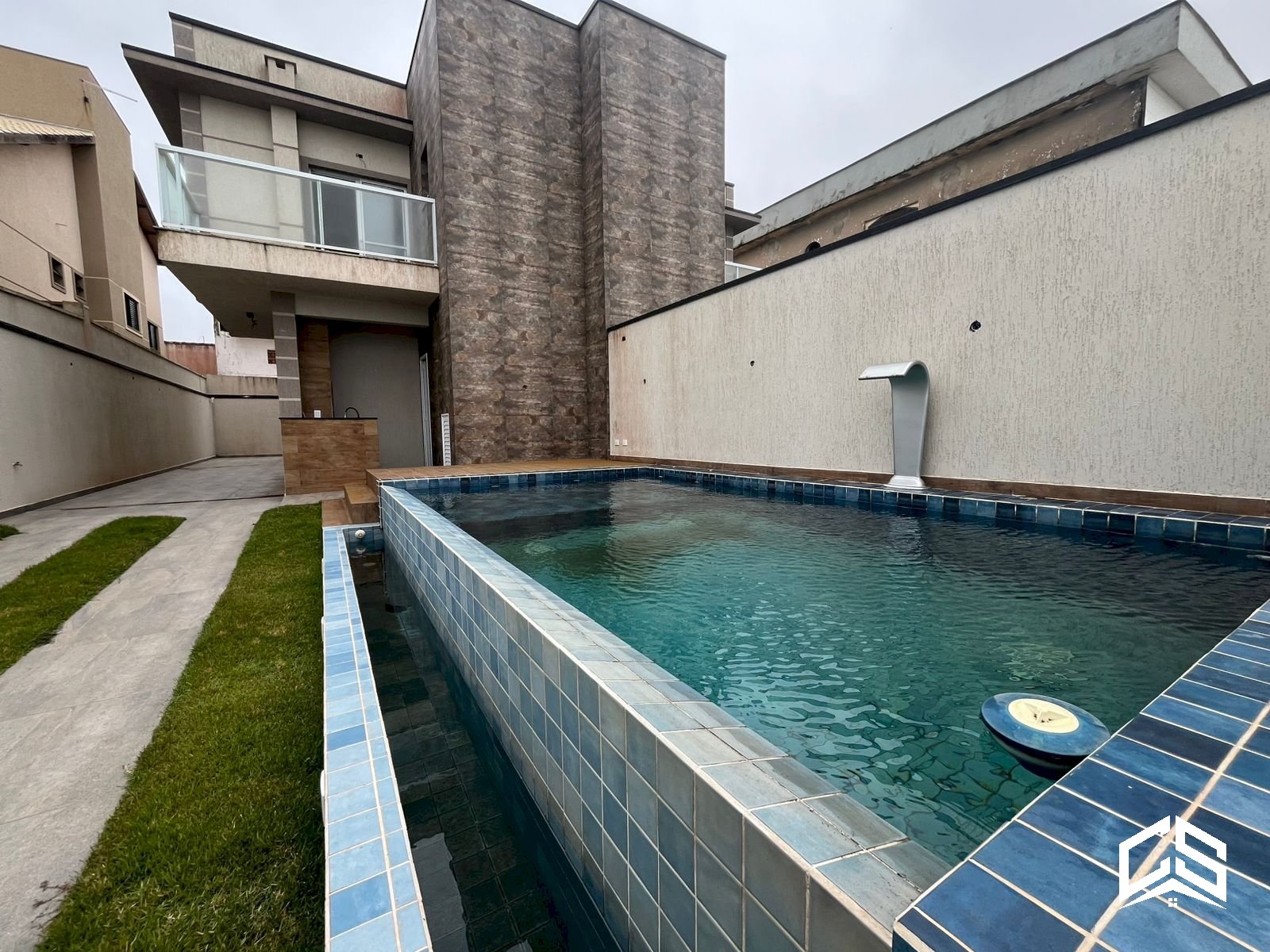 Sobreposta à venda frente mar com piscina e 3 quartos